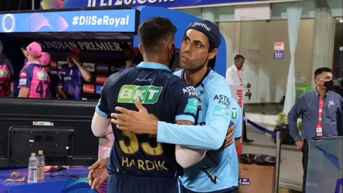 MI Skipper Hardik, GT Head Coach Nehra Penalised For IPL Code Of Conduct Breach ஐபிஎல் விதிகளை மீறியதாக ஹர்திக் பாண்டியா, ஆஷிஷ் நெஹ்ராவுக்கு அபராதம்!
