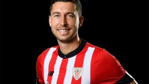 Athletic Bilbao defender De Marcos signs off with emotional speech