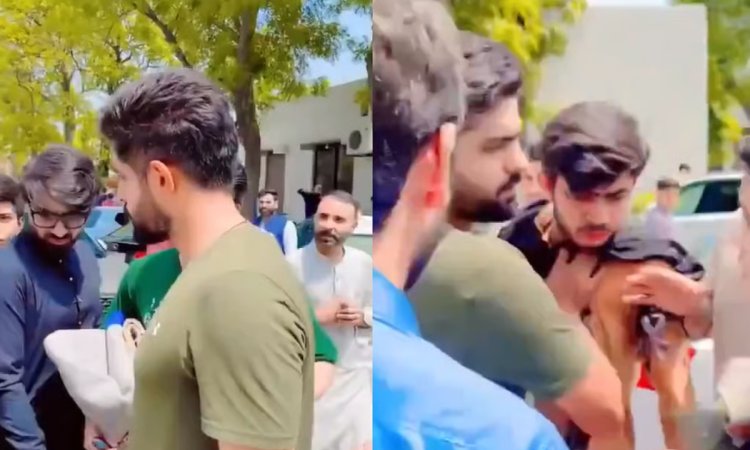 VIDEO: बाबर आज़म ने सड़क पर की फैन के साथ हाथापाई, एक शख्स को धक्का भी दिया VIDEO: बाबर आज़म ने सड़क पर की फैन के साथ हाथापाई, एक शख्स को धक्का भी दिया