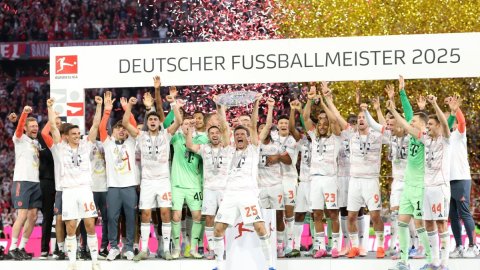 Bayern crowned title with 2-0 win on Muller's farewell night