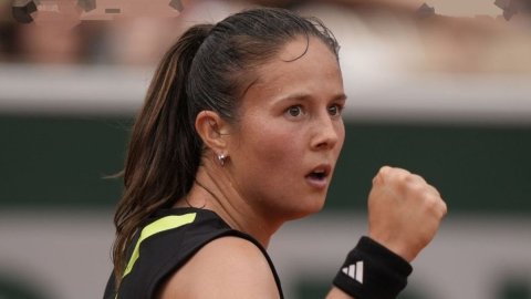 Daria Kasatkina ends Paula Badosa’s run in gritty straight sets win in French Open in Paris on Satur