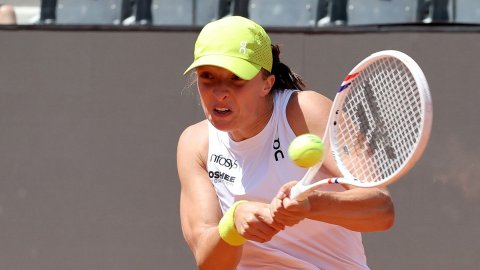 Defending champ Iga Swiatek loses to Danielle Collins in third round of the 2025 Internazionali BNL 