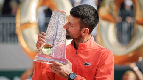 Djokovic lifts 100th tour-level trophy with win over Hurkacz in Geneva