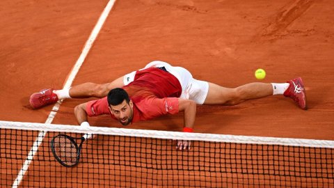 Djokovic survives knee scare to enter SF in Geneva