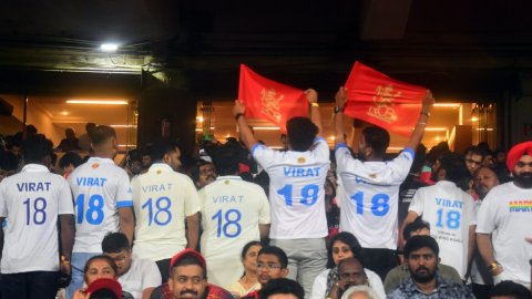 Fans coming in whites on IPL night is beautiful: Manjrekar on tribute to Kohli during RCB-KKR match