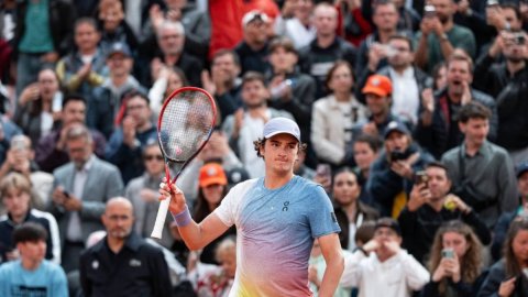 Fonseca becomes second-youngest Roland Garros match winner after Alcaraz
