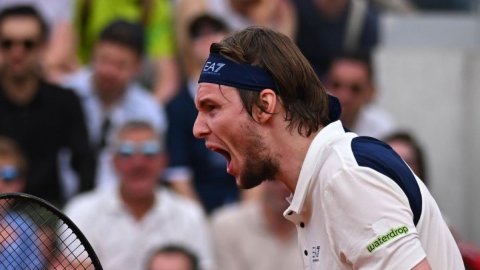 French Open: Bublik stuns De Minaur with thrilling five-set comeback; Rocha upsets Mensik
