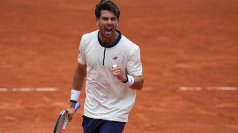 French Open: Norrie stuns Medvedev in 'crazy' rollercoaster; Zverev wins