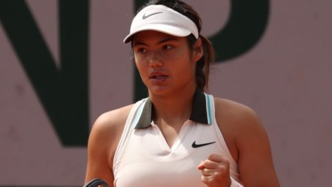 French Open: Raducanu battles illness to set up blockbuster with Swiatek