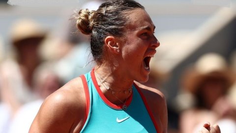 French Open: Sabalenka and Zheng storm into fourth round