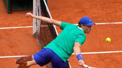 French Open: Sinner, Draper win; Badosa ousted on mixed day for top stars (Ld)