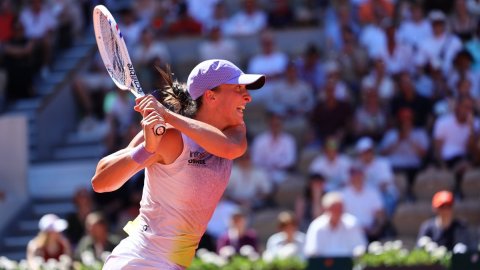 French Open: Swiatek survives second-set scare to extend reign to 24 wins