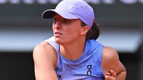 French Open: Swiatek too strong for Raducanu once again, knocks her out in Round 2