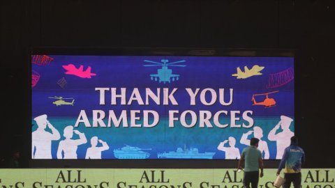 IPL 2025: DC and GT players pay tribute to Indian Armed Forces at  Arun Jaitley Stadium
