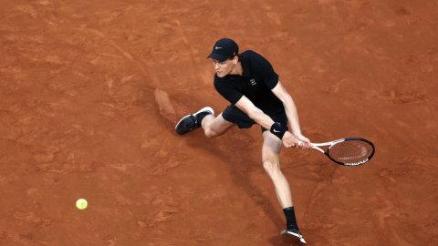 Italian Open: Sinner overcomes injured De Jong to advance in Rome