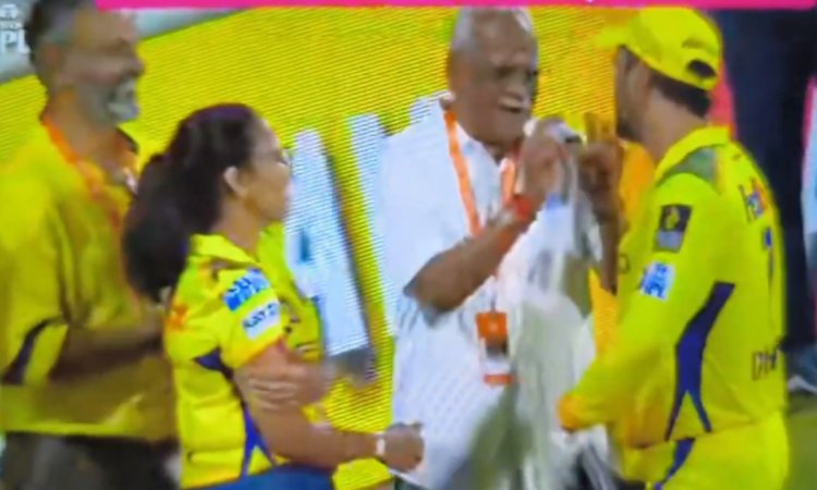 VIDEO: टूर्नामेंट से बाहर हुई CSK, काशी विश्वनाथ के साथ देर तक बात करते दिखे थाला धोनी