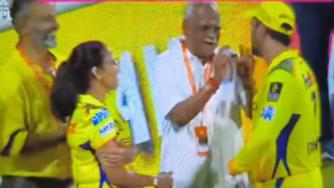 VIDEO: टूर्नामेंट से बाहर हुई CSK, काशी विश्वनाथ के साथ देर तक बात करते दिखे थाला धोनी