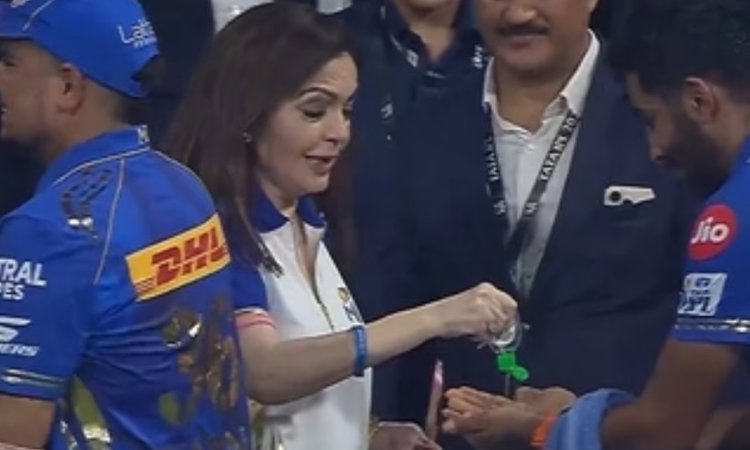 नीता अंबानी ने हाथ मिलाने से पहले लगाया बुमराह के हाथ पर सैनीटाइजर, वायरल हो रही है तस्वीर