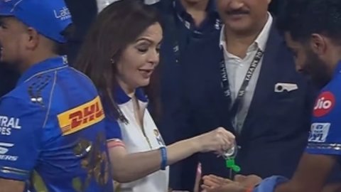 नीता अंबानी ने हाथ मिलाने से पहले लगाया बुमराह के हाथ पर सैनीटाइजर, वायरल हो रही है तस्वीर