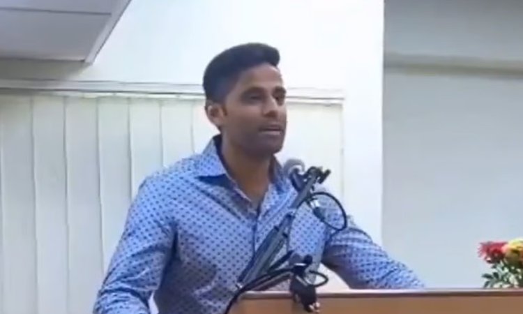 WATCH: 'ना मैं कोई पर्ची लेकर आया हूं, ना फोन...' पापा की रिटायरमेंट पर सूर्यकुमार यादव ने खोला दिल WATCH: 'ना मैं कोई पर्ची लेकर आया हूं, ना फोन...' पापा की रिटायरमेंट पर सूर्यकुमार यादव ने खोला दिल