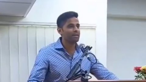 WATCH: 'ना मैं कोई पर्ची लेकर आया हूं, ना फोन...' पापा की रिटायरमेंट पर सूर्यकुमार यादव ने खोला दिल WATCH: 'ना मैं कोई पर्ची लेकर आया हूं, ना फोन...' पापा की रिटायरमेंट पर सूर्यकुमार यादव ने खोला दिल