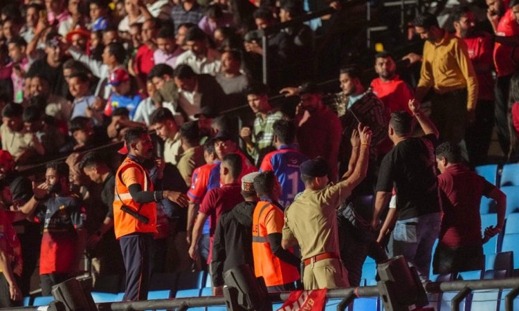 PBKS vs DC का मैच रद्द होने के बाद फैंस हुए आग बबूला, स्टेडियम के बाहर लगाए 'पाकिस्तान मुर्दाबाद' के