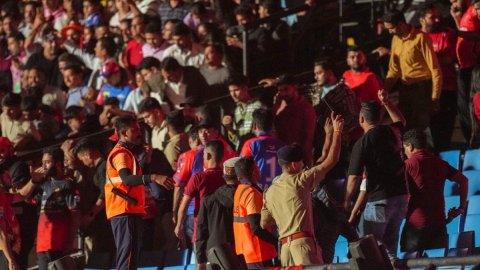 PBKS vs DC का मैच रद्द होने के बाद फैंस हुए आग बबूला, स्टेडियम के बाहर लगाए 'पाकिस्तान मुर्दाबाद' के