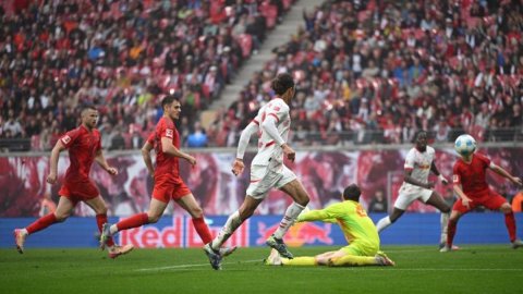 Poulsen’s stoppage-time equaliser delays Bayern’s title celebration as Leipzig rescue 3-3 draw