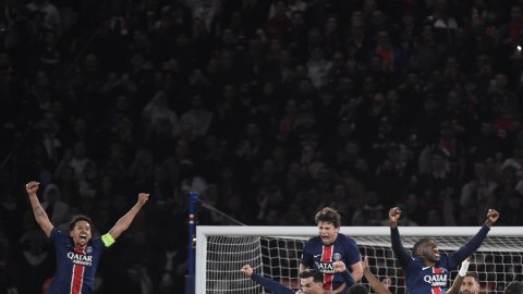 PSG eliminate Arsenal to book Champions League final spot