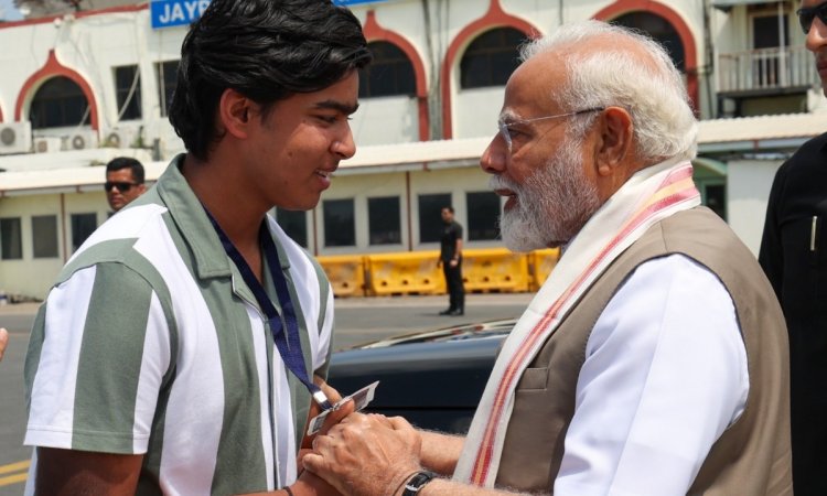 VIDEO: वैभव सूर्यवंशी से एयरपोर्ट पर मिले पीएम मोदी, सूर्यवंशी ने पैर छूकर लिया आशीर्वाद VIDEO: वैभव सूर्यवंशी से एयरपोर्ट पर मिले पीएम मोदी, सूर्यवंशी ने पैर छूकर लिया आशीर्वाद