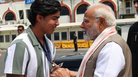 VIDEO: वैभव सूर्यवंशी से एयरपोर्ट पर मिले पीएम मोदी, सूर्यवंशी ने पैर छूकर लिया आशीर्वाद VIDEO: वैभव सूर्यवंशी से एयरपोर्ट पर मिले पीएम मोदी, सूर्यवंशी ने पैर छूकर लिया आशीर्वाद