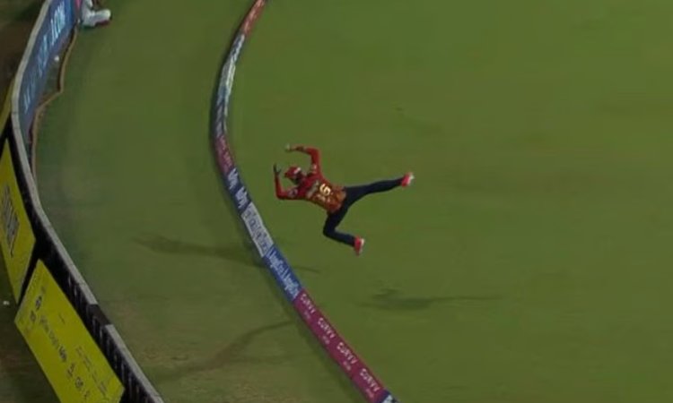 WATCH: श्रेयस अय्यर बाउंड्री पर बने सुपरमैन, उड़कर बचाया छक्का