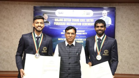 Sports Minister Dr. Mansukh Mandaviya presents Major Dhyan Chand Khel Ratna award to Satwiksairaj Ra