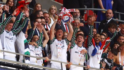 Sunderland promoted to Premier League with dramatic late win