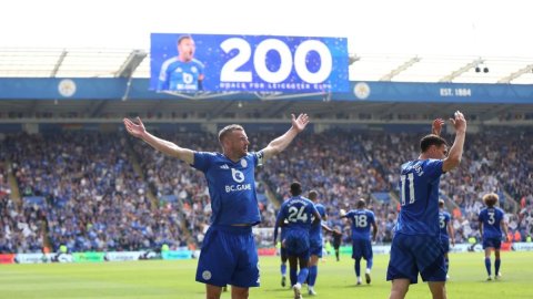 ‘Thank you from the bottom of my heart’: Vardy bows out with 200th goal in final game for Leicester 