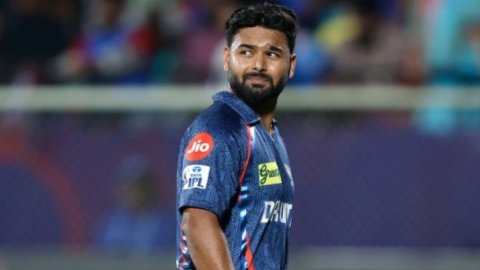 'ऋषभ पंत के पास मोबाइल है, उसे एमएस धोनी को कॉल करना चाहिए'