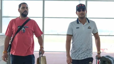 प्लेऑफ से पहले युवराज सिंह की शरण में पहुंचे शुभमन गिल, GT के कैंप में नजर आए युवी प्लेऑफ से पहले युवराज सिंह की शरण में पहुंचे शुभमन गिल, GT के कैंप में नजर आए युवी
