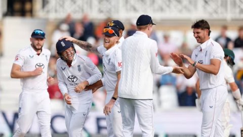 ENG vs ZIM: इंग्लैंड के खिलाफ जिम्बाब्वे पर मंडराया पारी की हार का खतरा, दूसरे दिन खेलना पड़ा फॉलोऑन ENG vs ZIM: इंग्लैंड के खिलाफ जिम्बाब्वे पर मंडराया पारी की हार का खतरा, दूसरे दिन खेलना पड़ा फॉलोऑन