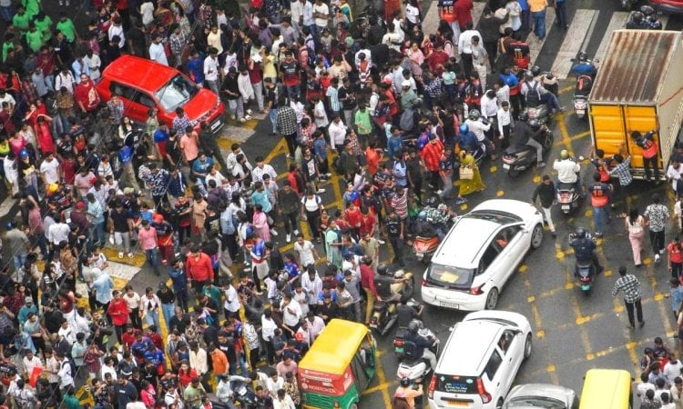 Harbhajan, Aakash Chopra Offer Condolences To Families Of Chinnaswamy Stampede Victims! பெங்களூரு கூட்ட நெரிசலில் சிக்கி உயிரிழந்தவர்களுக்கு ஆறுதல் தெரிவித்த பிரபலங்கள்!