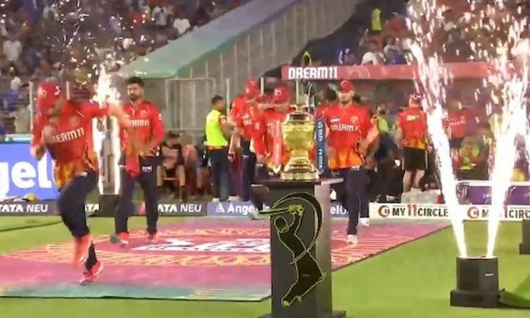 मस्ती पड़ जाती महंगी लेकिन बच गए अय्यर, आंख में कुछ गिरा तो हड़बड़ाए कप्तान; VIDEO मस्ती पड़ जाती महंगी लेकिन बच गए अय्यर, आंख में कुछ गिरा तो हड़बड़ाए कप्तान; VIDEO