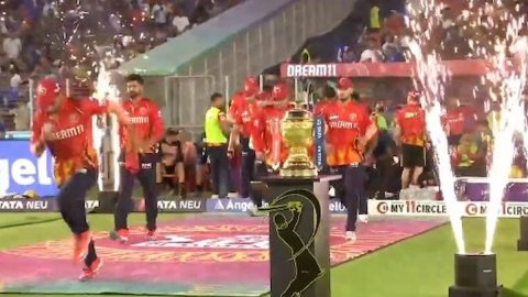मस्ती पड़ जाती महंगी लेकिन बच गए अय्यर, आंख में कुछ गिरा तो हड़बड़ाए कप्तान; VIDEO मस्ती पड़ जाती महंगी लेकिन बच गए अय्यर, आंख में कुछ गिरा तो हड़बड़ाए कप्तान; VIDEO