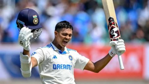 Jaiswal Batting Rattled England Bowling Attack Broke Multiple Legendary Records ஹெடிங்க்லே டெஸ்ட்: சதமடித்து சாதனைகளை குவித்த யஷஸ்வி ஜெஸ்வால்!
