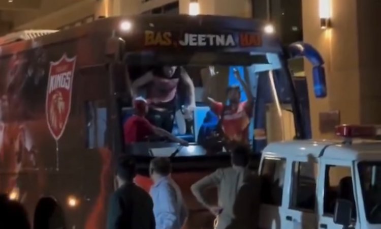 फाइनल से पहले मुशीर खान ने ट्रॉफी उठाने की एक्टिंग, विराट के 'वाटरबॉय' कमेंट पर मिला जवाब; VIDEO फाइनल से पहले मुशीर खान ने ट्रॉफी उठाने की एक्टिंग, विराट के 'वाटरबॉय' कमेंट पर मिला जवाब; VIDEO