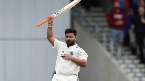 Indian Wicketkeeper Rishabh Pant reprimanded for breaching ICC Code of Conduct Rishabh Pant को पहले टेस्ट में 2 शतक जड़ने के बाद लगा तगड़ा झटका, ICC ने इस हरकर पर लगाई फटकार