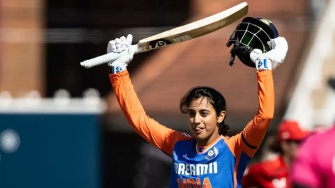 इंग्लैंड के खिलाफ शतकीय पारी खेल  Smriti Mandhana ने रचा ऐसा इतिहास जो भारत की किसी महिला खिलाड़ी ने