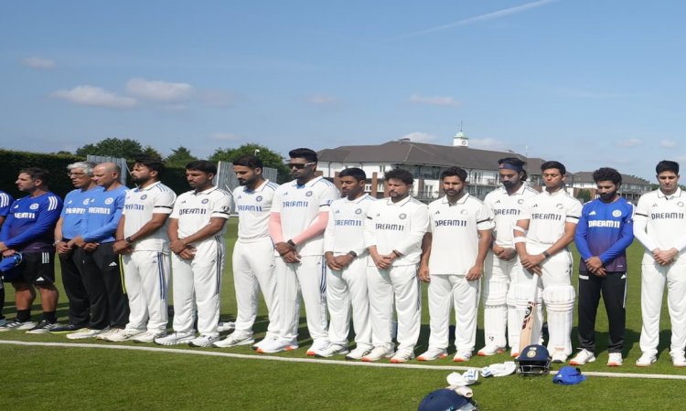 Players Wear Black Armbands, Observe A Minute's Silence In Memory Of Ahmedabad Plane Crash Victims அஹ்மதாபாத் விமான விபத்து: கருப்பு பட்டை அணிந்து விளையாடும் கிரிக்கெட் வீரர்கள்!