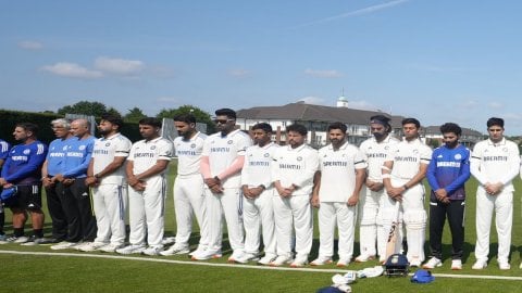 Players Wear Black Armbands, Observe A Minute's Silence In Memory Of Ahmedabad Plane Crash Victims அஹ்மதாபாத் விமான விபத்து: கருப்பு பட்டை அணிந்து விளையாடும் கிரிக்கெட் வீரர்கள்!