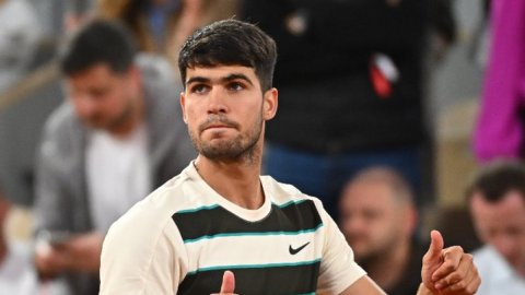 Carlos Alcaraz advances to final after Lorenzo Musetti’s injury retirement in men's singles semifina