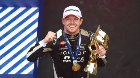 Cassidy ends winless run in rain-hit Shanghai E-Prix