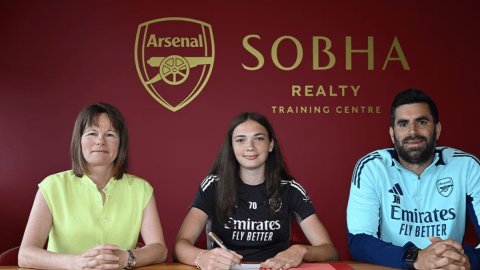 Cecily Wellesley-Smith signs first pro contract with Arsenal